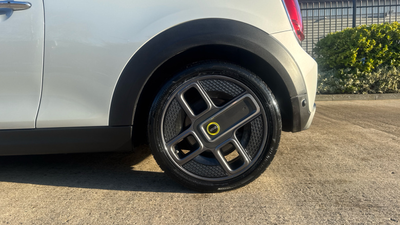 MINI Hatchback 135kW Cooper S Level 2 33kWh 3dr Auto Electric Hatchback